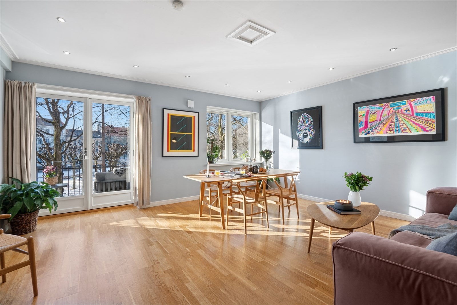 Det er felles parkering for beboerne i sameiet med førstemann til mølla prinsippet, det er totalt 7 plasser fordelt på 14 seksjoner. Galleribilde