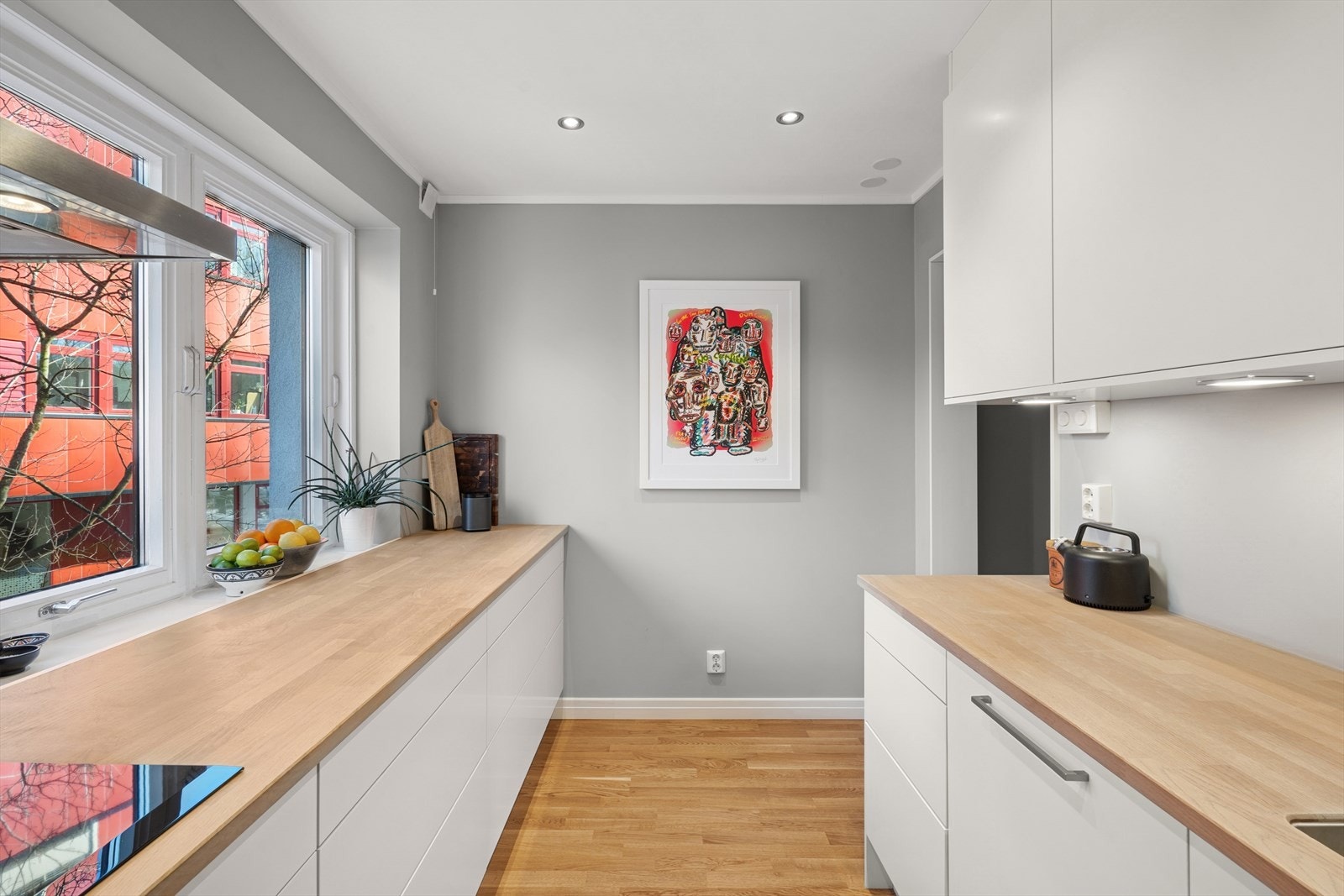 Kjøkken er romslig og ligger separat. Galleribilde