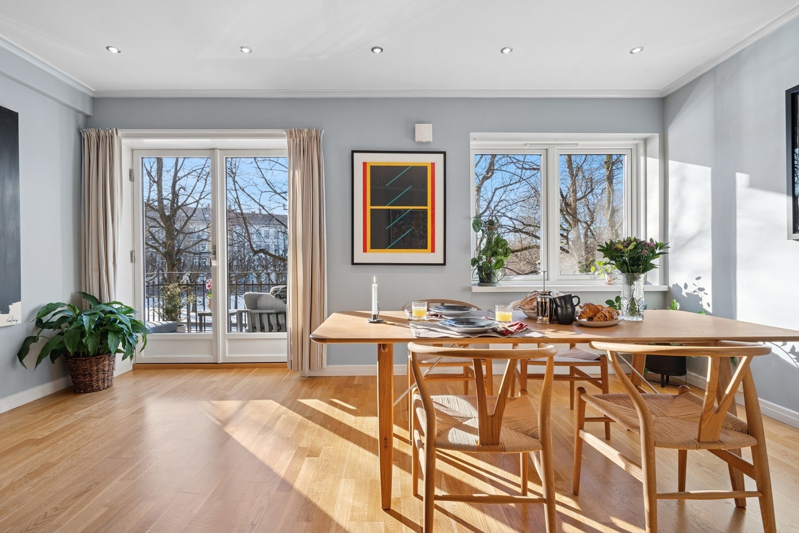 En gjennomgående planløsning kombinert med store vindusflater skaper en god romfølelse. Galleribilde