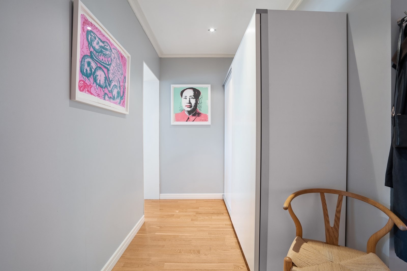 Gang med god plass for garderobeskap - perfekt for oppbevaring! Galleribilde