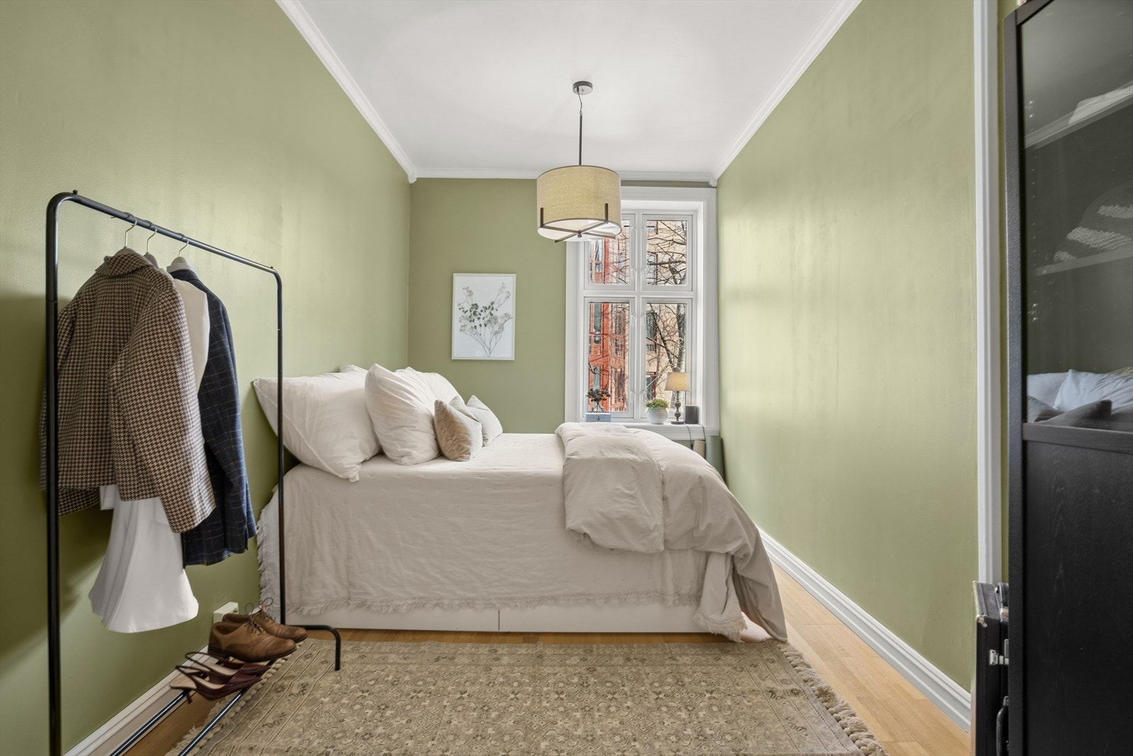 Leiligheten har et meget romslig soverom med fine innredningsmuligheter. Galleribilde