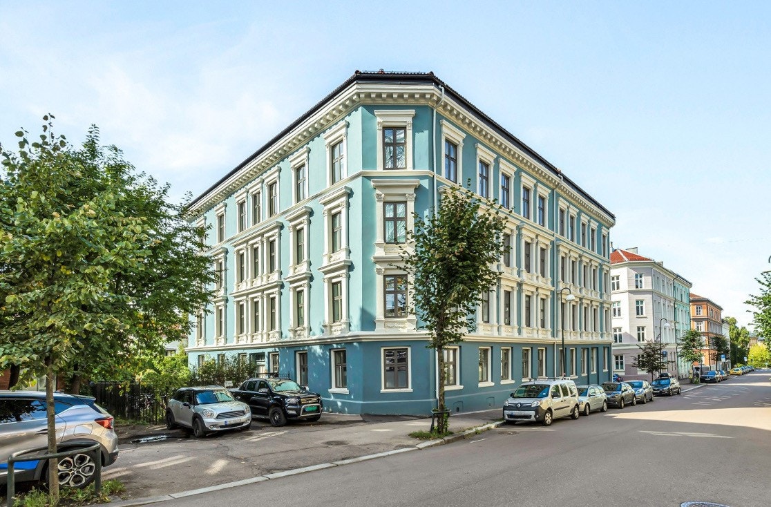 Utrolig vakker eldre bygård med klassiske preg. Bygningen er oppført i 1891 og ombygget til leiligehter i 2000. Galleribilde