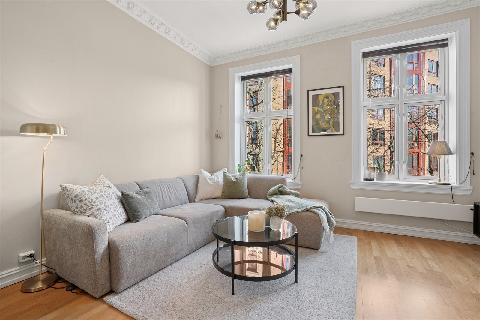 Klassiske detaljer som rosett og stukkatur i leiligheten. Galleribilde