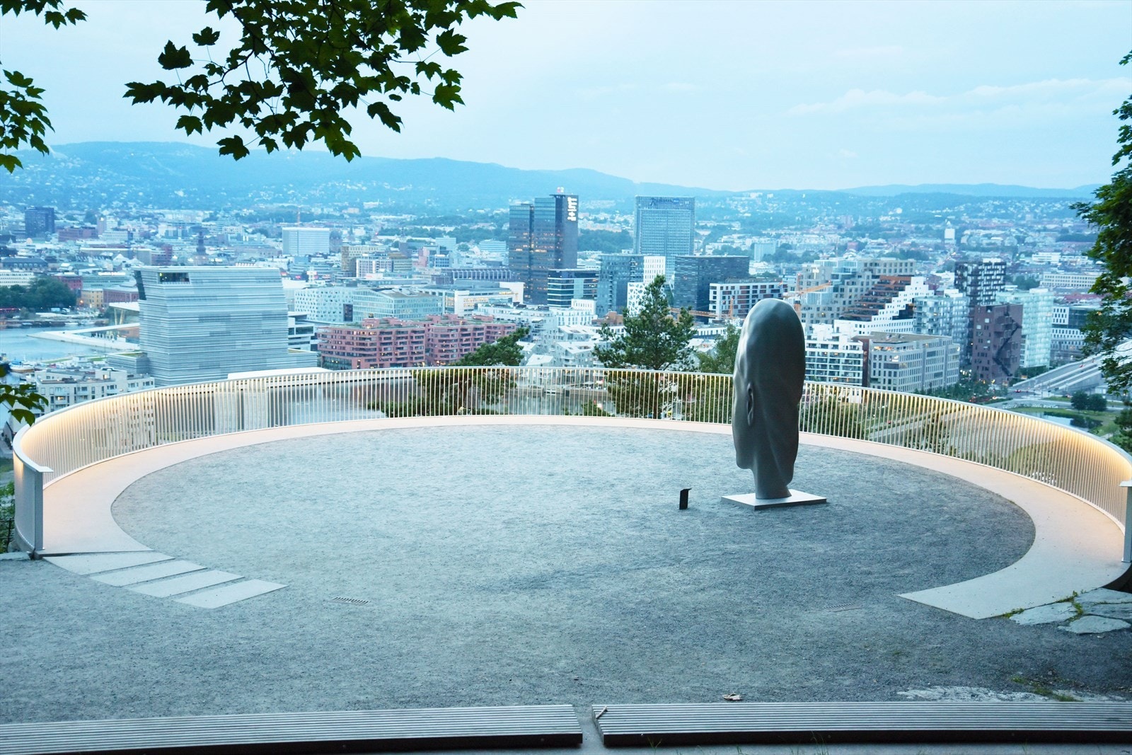 Området har i tillegg umiddelbar nærheten til blant annet Oslo sentrum, Operaen, Sørenga, Ekeberg og Kampen. Galleribilde