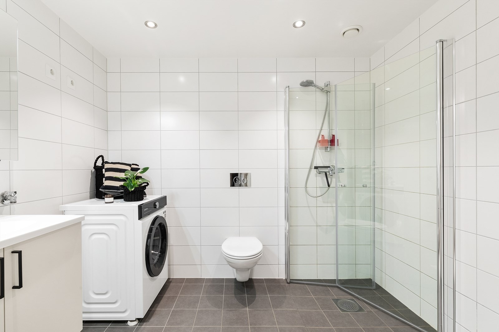 Delikat og fint baderom med god plass Galleribilde