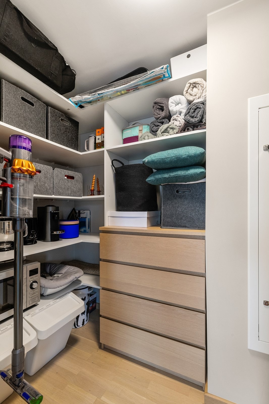 Smart hyllesystem for effektiv oppbevaring Galleribilde