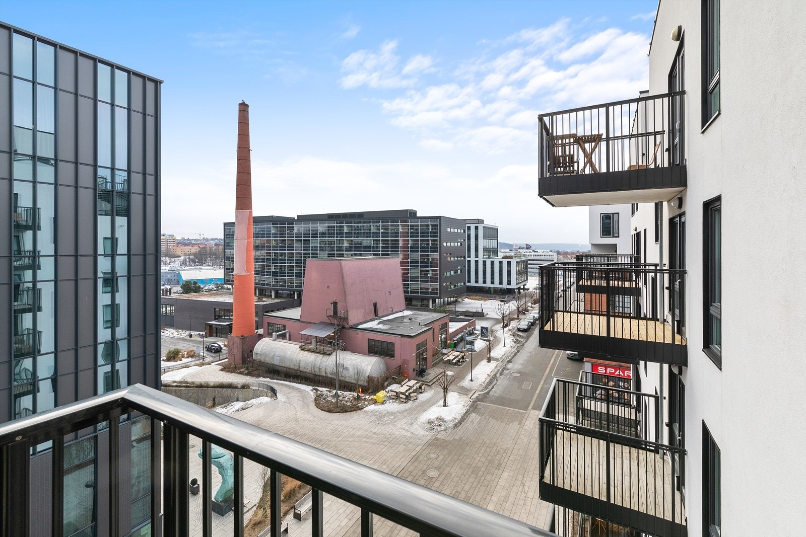 Fint utsyn over nabolaget fra frokostbalkongen Galleribilde