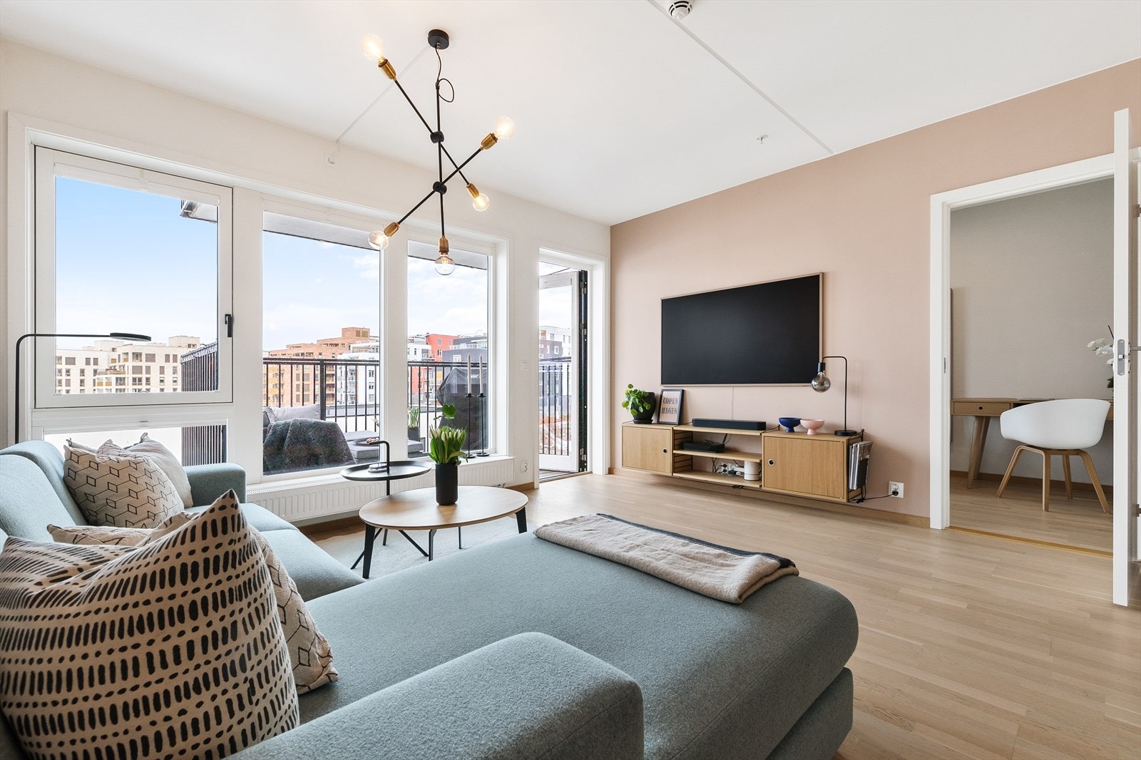 Velkommen til denne supre 4-roms leiligheten med 2 balkonger, heis og garasjeplass med elbillader Galleribilde