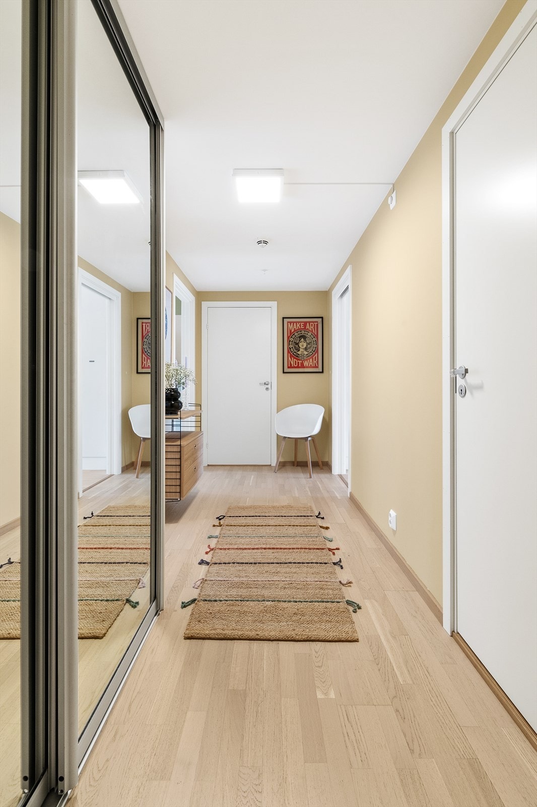 Entré og gang med stor skyvedørsgarderobe Galleribilde