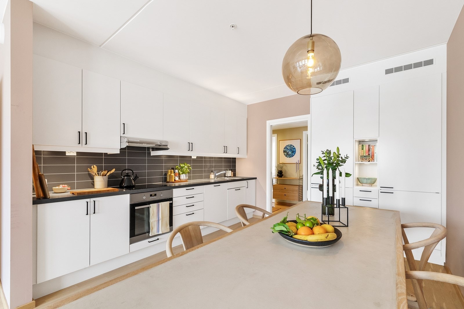 Moderne og tiltalende kjøkken med slette, hvite fronter Galleribilde