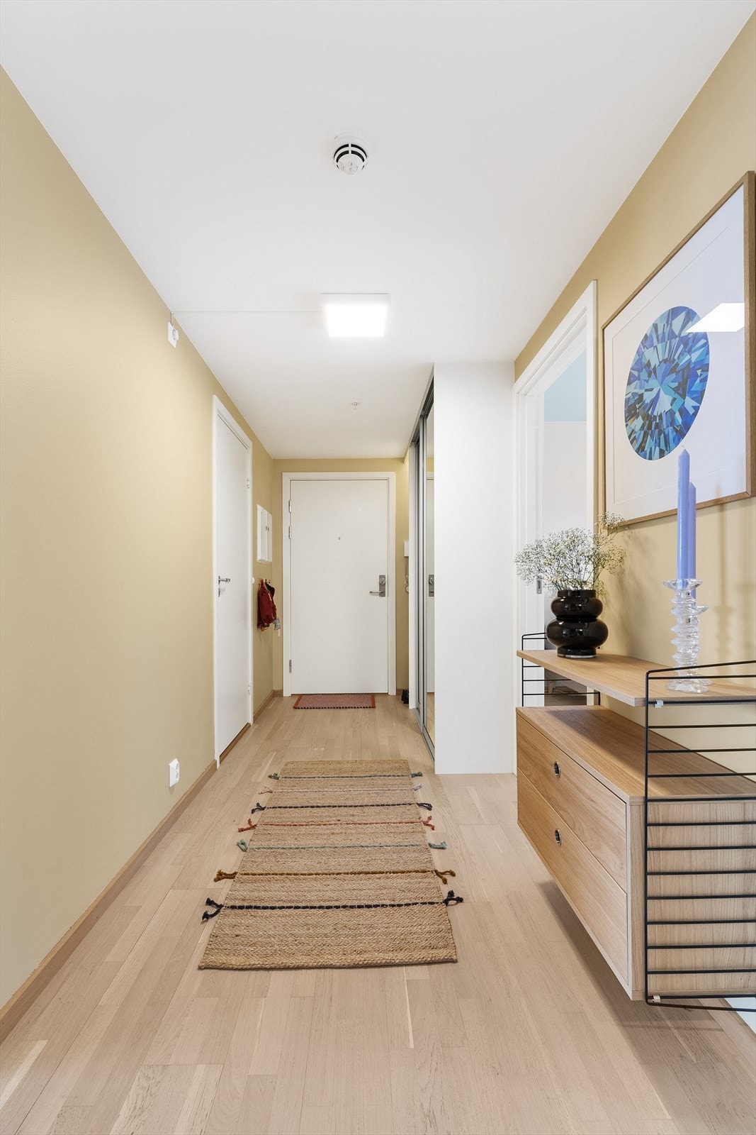 Gangen har en fin størrelse for oppbevaring av klær og utetøy Galleribilde