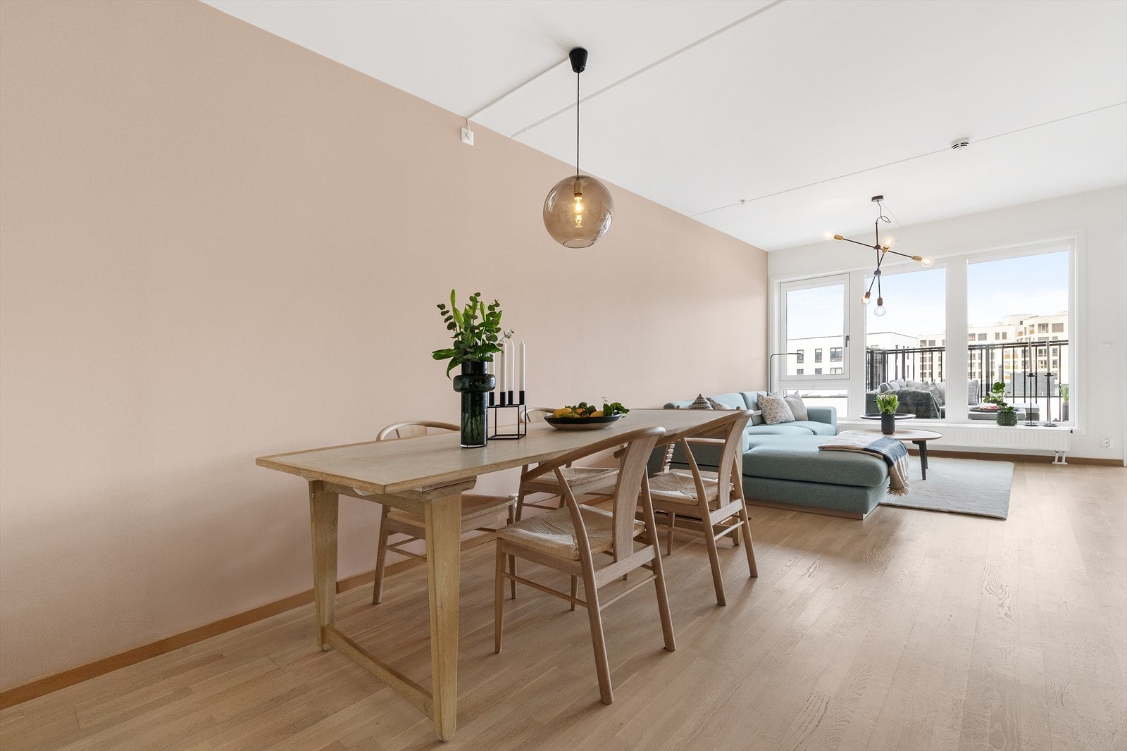 Hyggelig spiseplass, her kan dekkes det opp til hele storfamilien Galleribilde