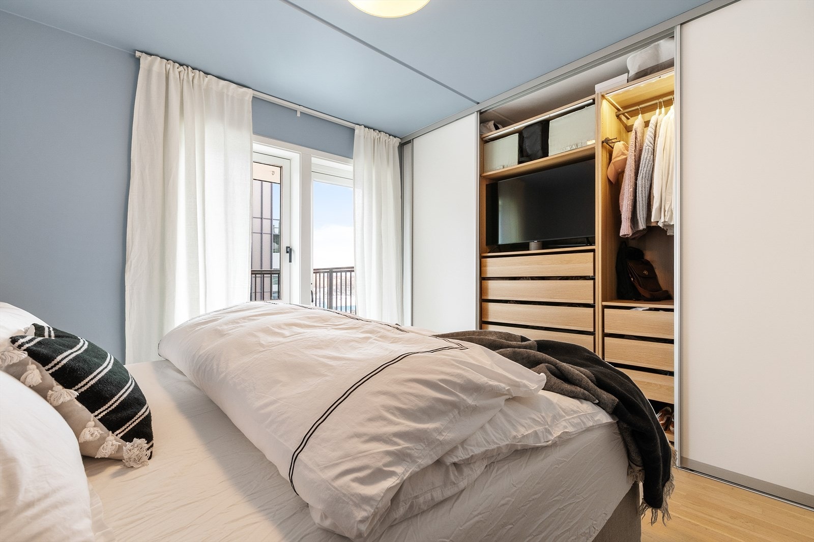 ...med smarte innredningsmuligheter og opplegg for TV Galleribilde