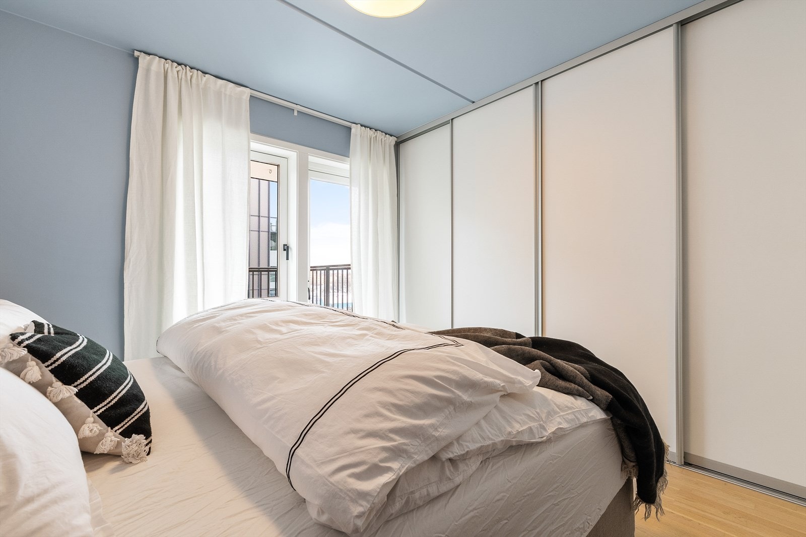 Stor og svært praktisk skyvedørsgarderobe... Galleribilde