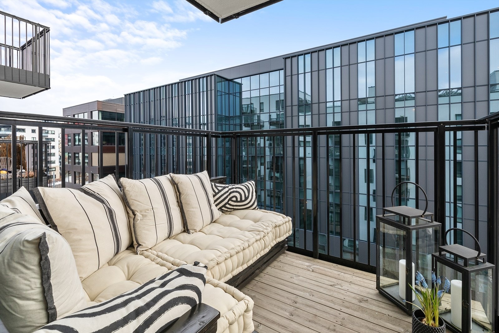 Hyggelig frokostbalkong med utgang fra hovedsoverommet Galleribilde