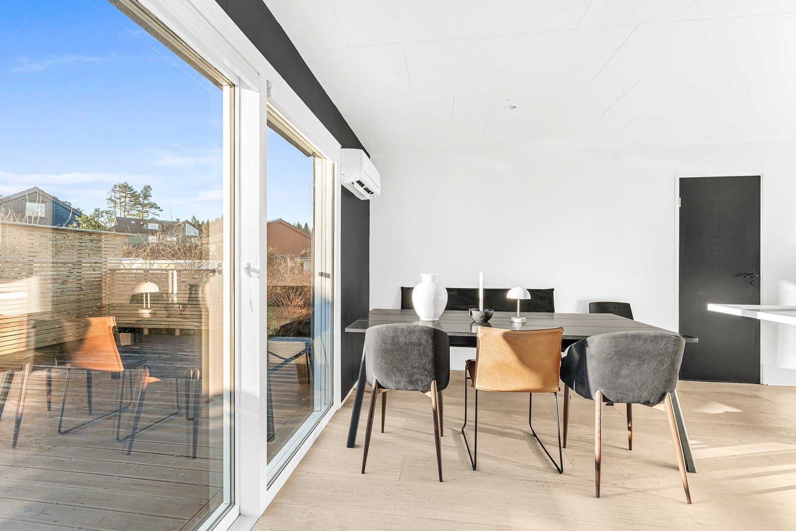 Stuen har montert varmepumpe og peis som samlet gir behagelig inneklima hele året. Galleribilde