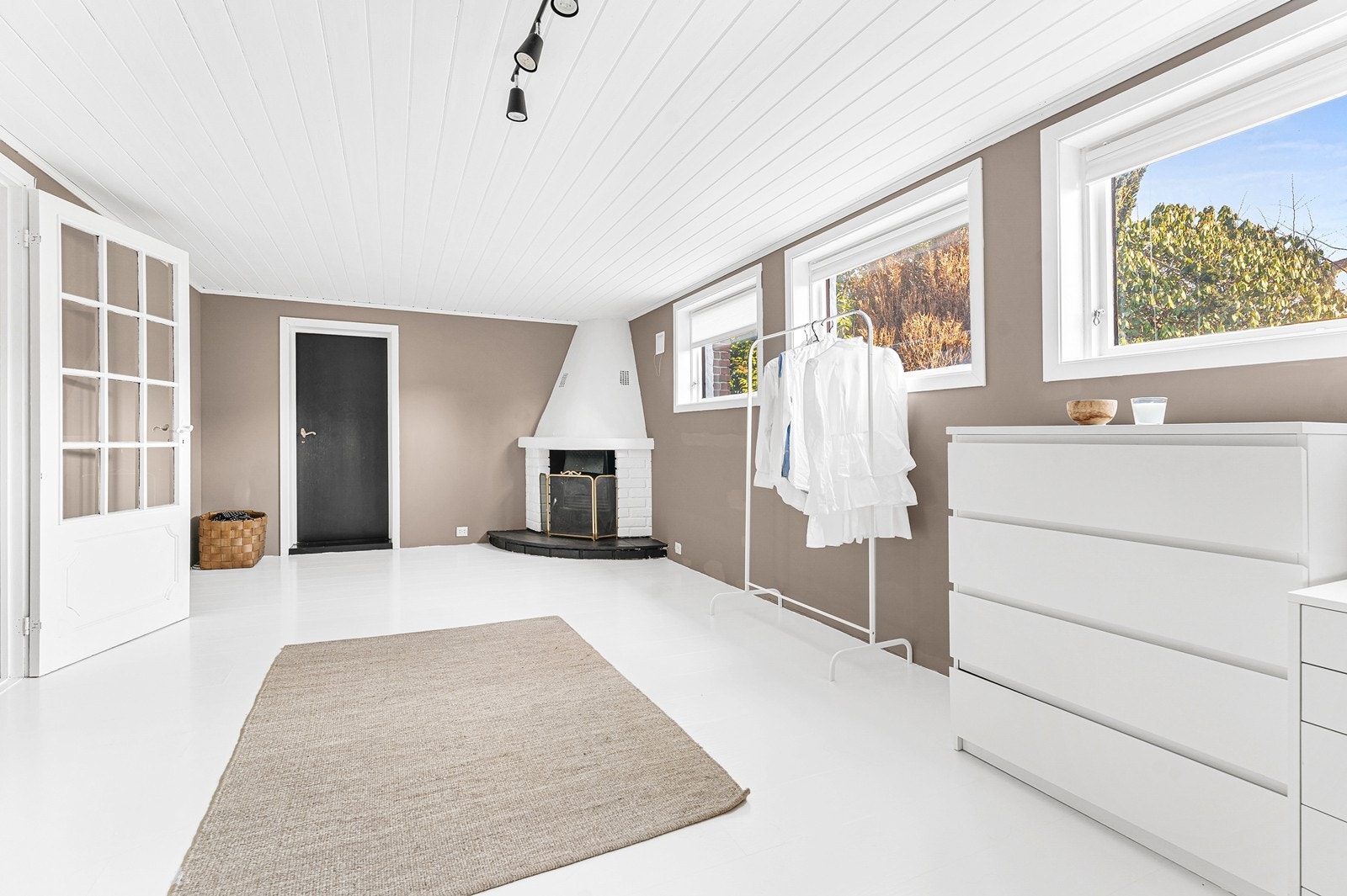 En malt tretrapp leder ned til kjelleretasjen. Galleribilde