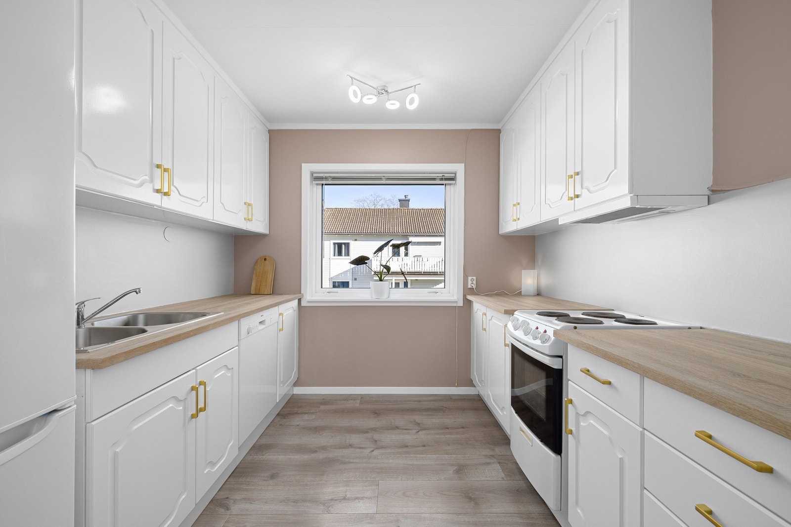 Kjøkkeninnredningens fronter ble malt i 2024, benkeplatene ble samtidig skiftet ut. Galleribilde