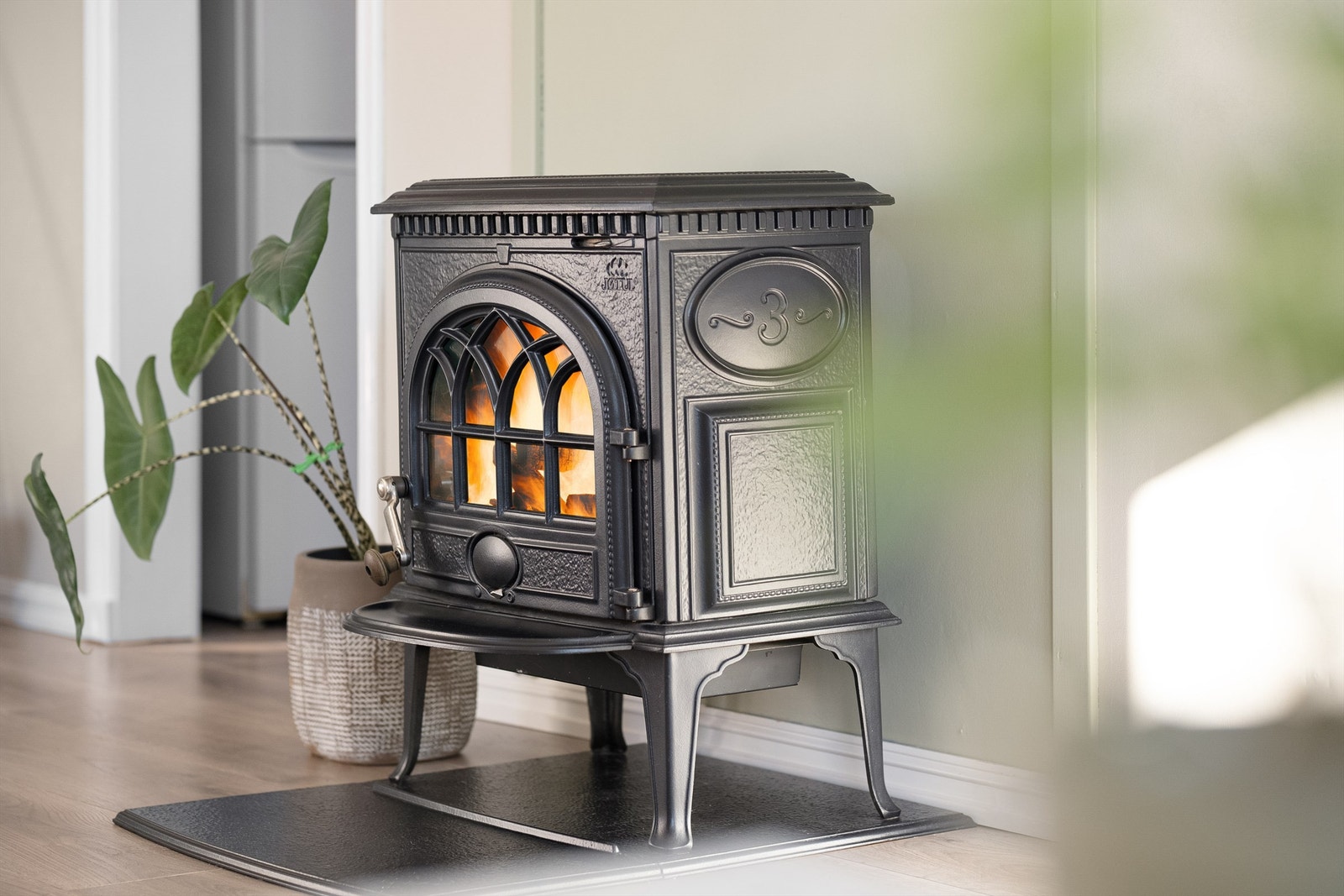 Vedovn plassert sentralt i stuen er til glede for både sofakroken og spisebordet. Galleribilde