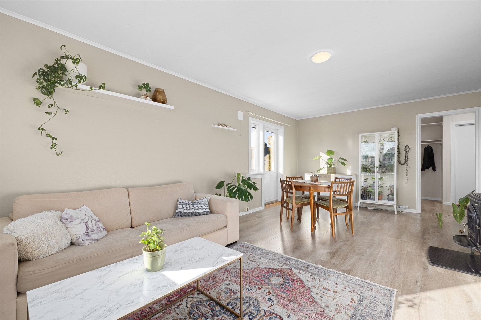 I stuen er det god plass til både sofakrok og spisebord. Gulvflaten er oppmålt til over 22 kvm. Galleribilde