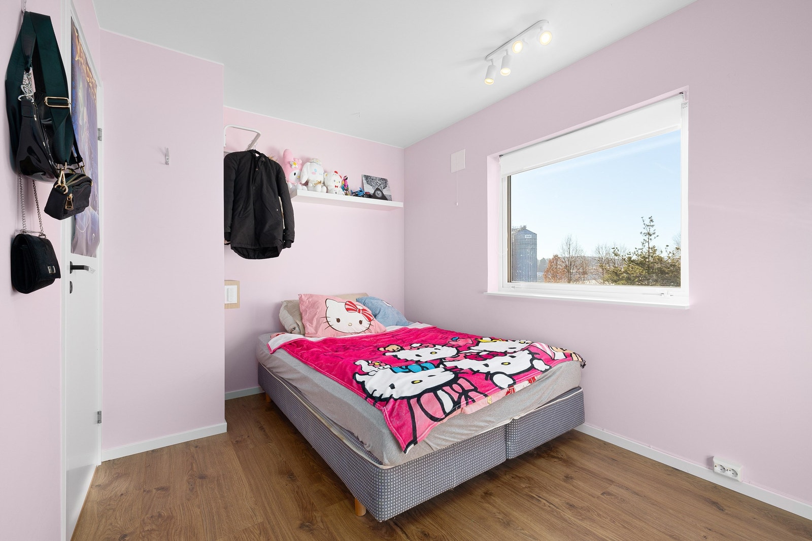 Soverommenes gulv er utført med samme type laminat, vegger og himlinger har fått moderne glatte flater. Galleribilde