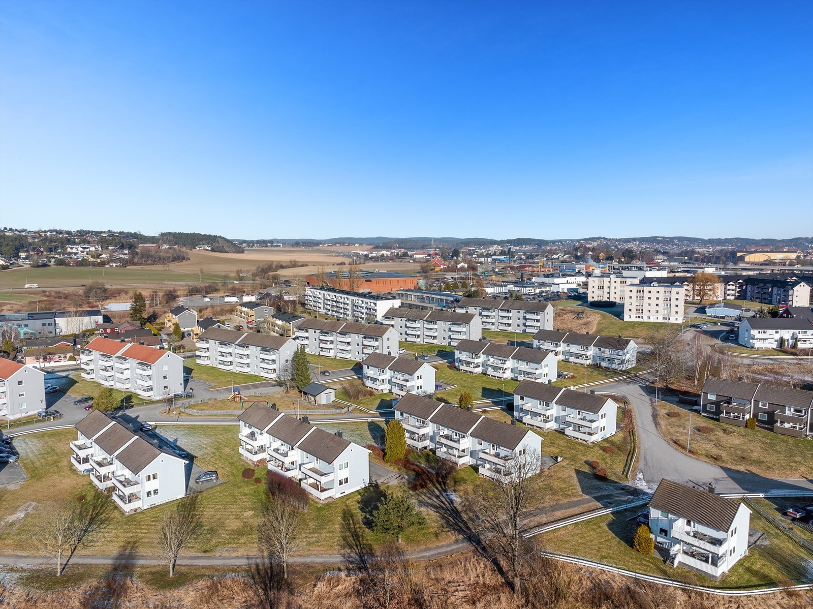 I nabolaget er både barnehage og skole lett tilgjengelig. Gangavstand er det også til blant annet dagligvare og kjøpesenter. Galleribilde
