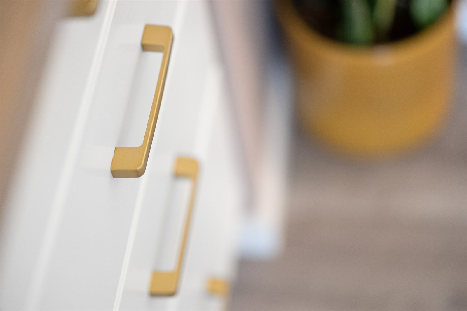 Nye grep er montert på både skuffer og skap etter maling. Galleribilde