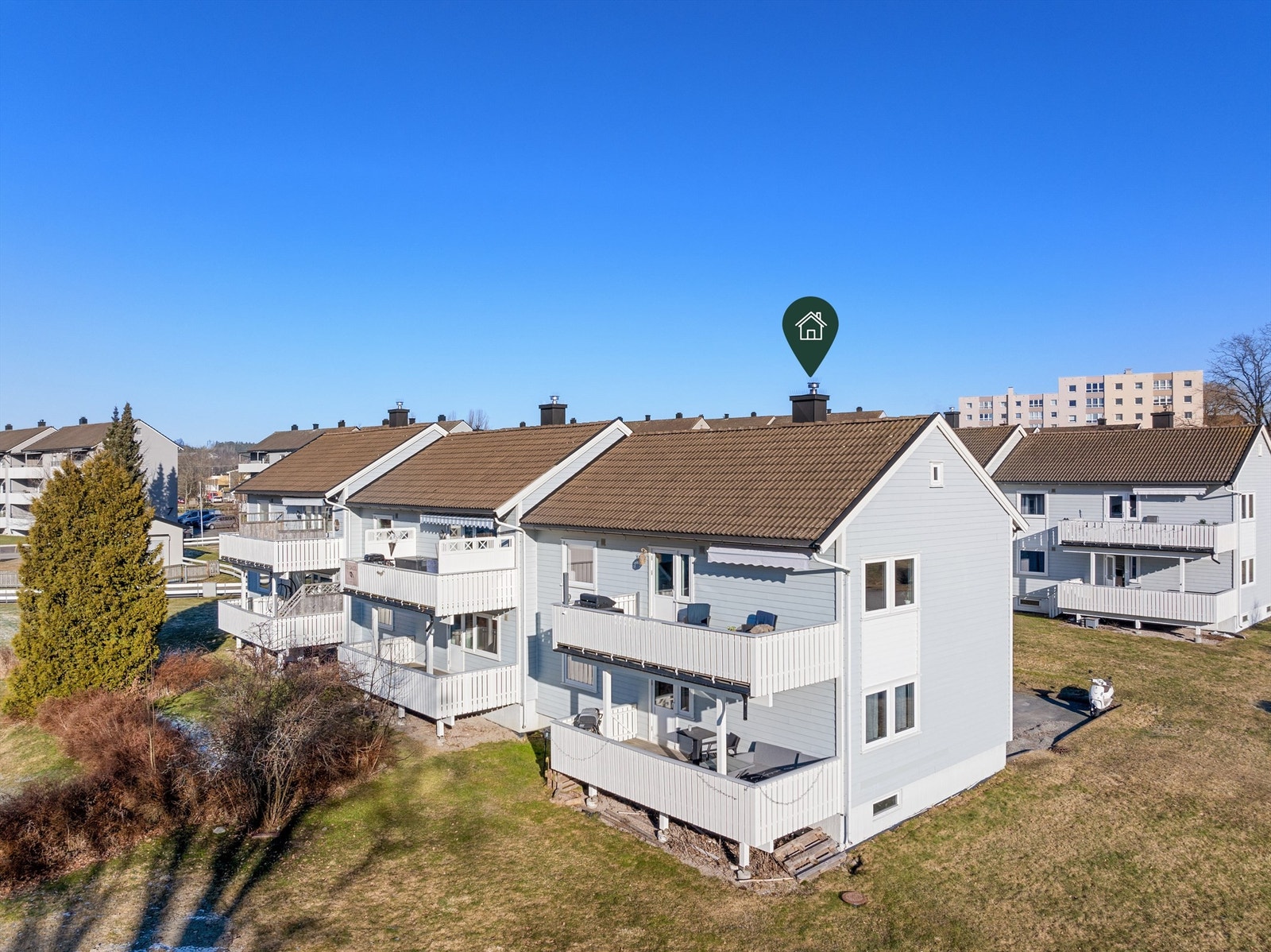 Leiligheten har en attraktiv, tilbaketrukket plassering på sydsiden av både andre etasje og bebyggelsen i nabolaget. Galleribilde