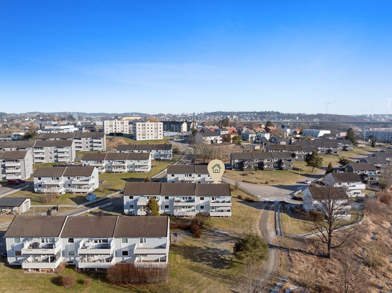 Til byen tar det ikke mer enn 10 minutter å sykle, kun halvparten med buss eller bil. Galleribilde
