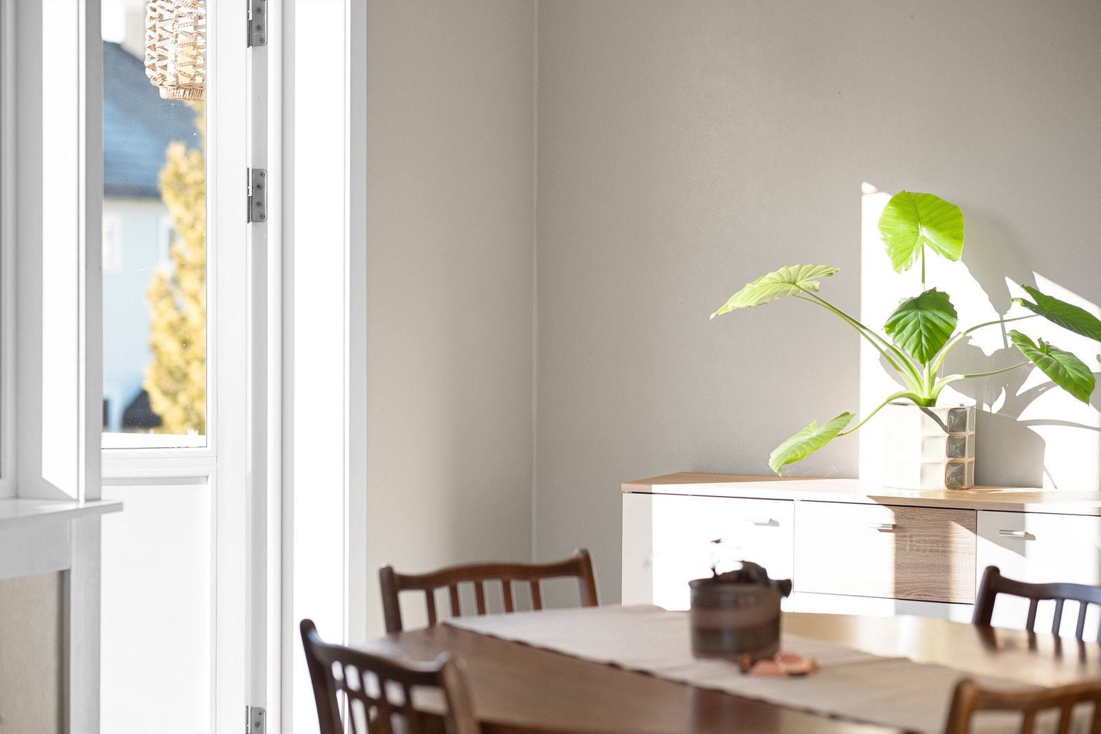 Vinduer i både syd- og vestveggen fyller stuen med solstråler og naturlig lys dagen gjennom. Galleribilde