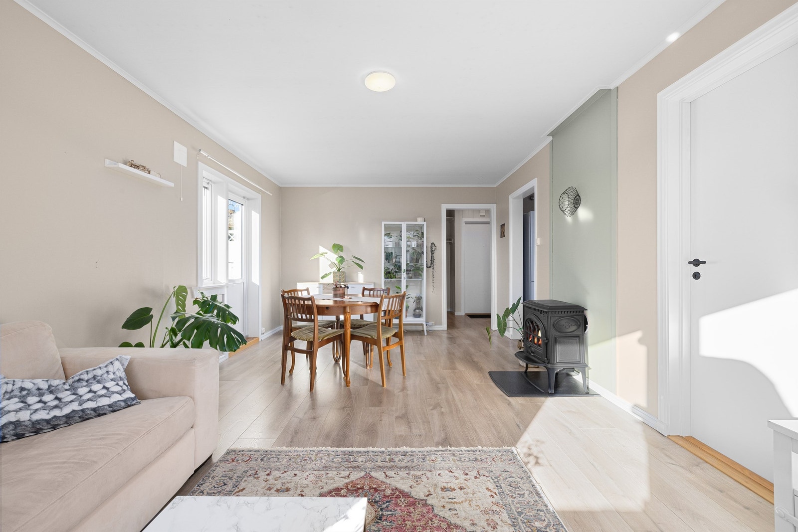 Én-stavs laminat er i tidligere år lagt gjennomgående og terskelfritt mellom entreen, stuen og kjøkkenet. Galleribilde