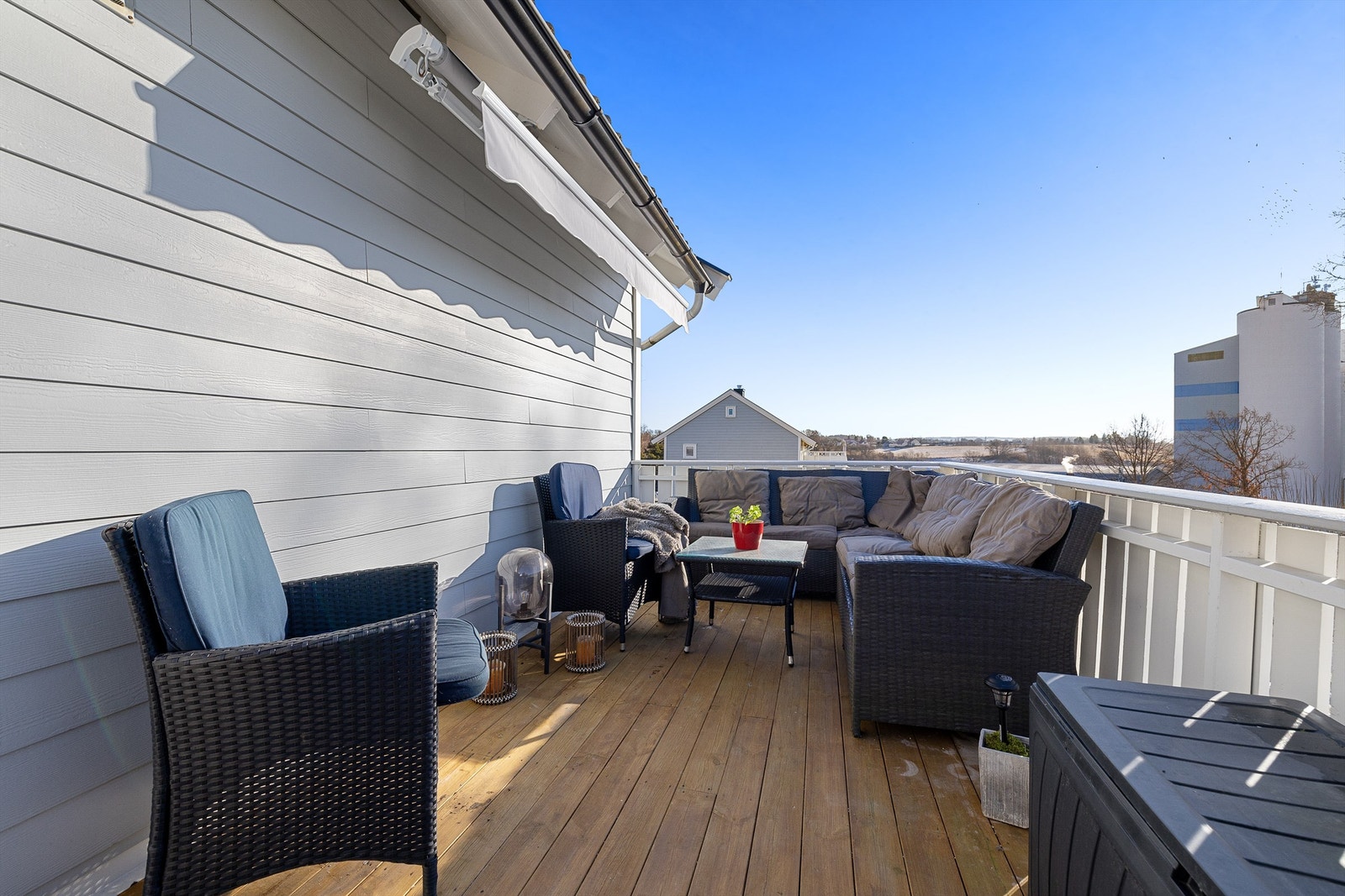 Foruten gode solforhold byr balkongen også på langstrakt utsikt over Glomma. Galleribilde