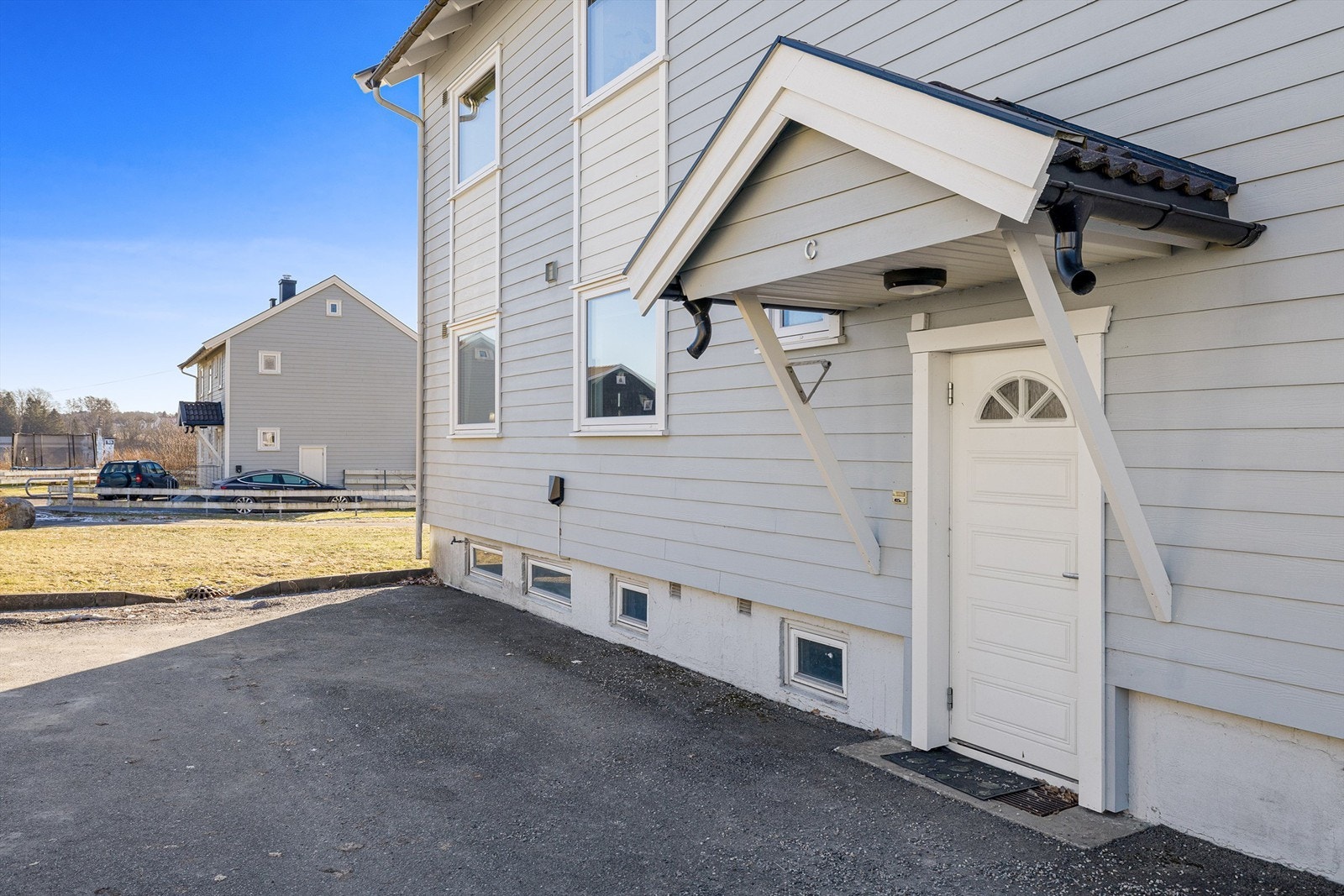 For beboerne er det biloppstillingsmulighet på felles gårdsplass rett utenfor inngangspartiet. Galleribilde