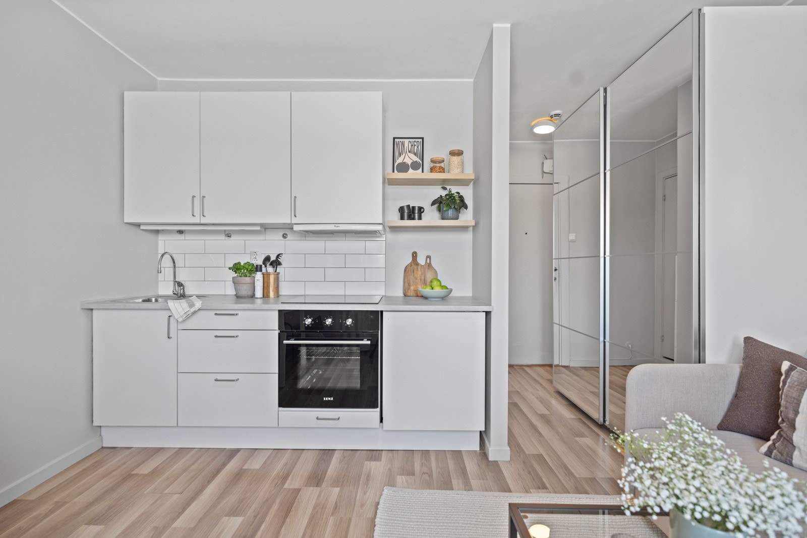 - Integrerte hvitevarer med platetopp, komfyr og kjøleskap. Det er kjøkkenventilator med kullfilter - Galleribilde