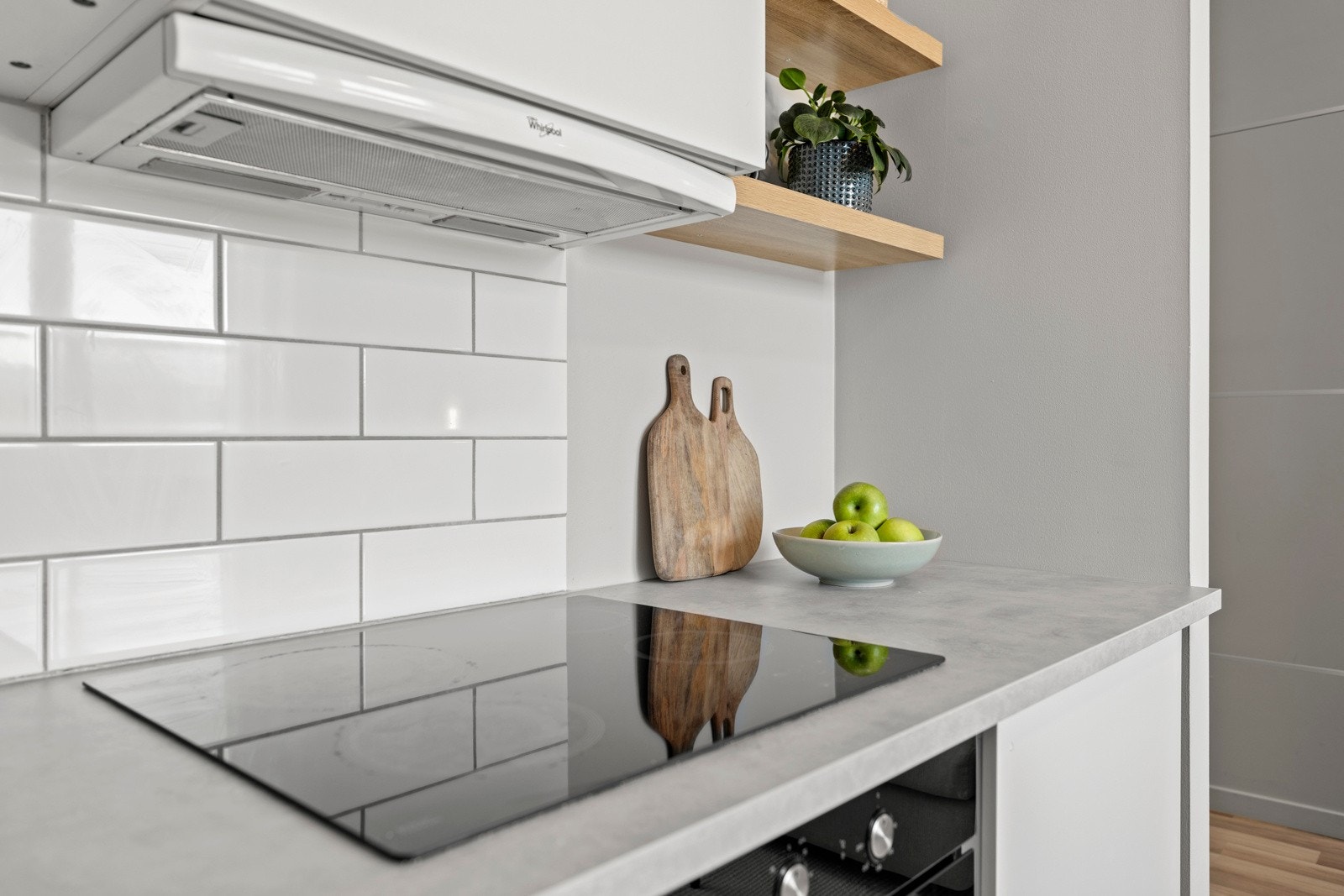 - Benkeplate i laminat. Flislagt vegg over kjøkkenbenk - Galleribilde