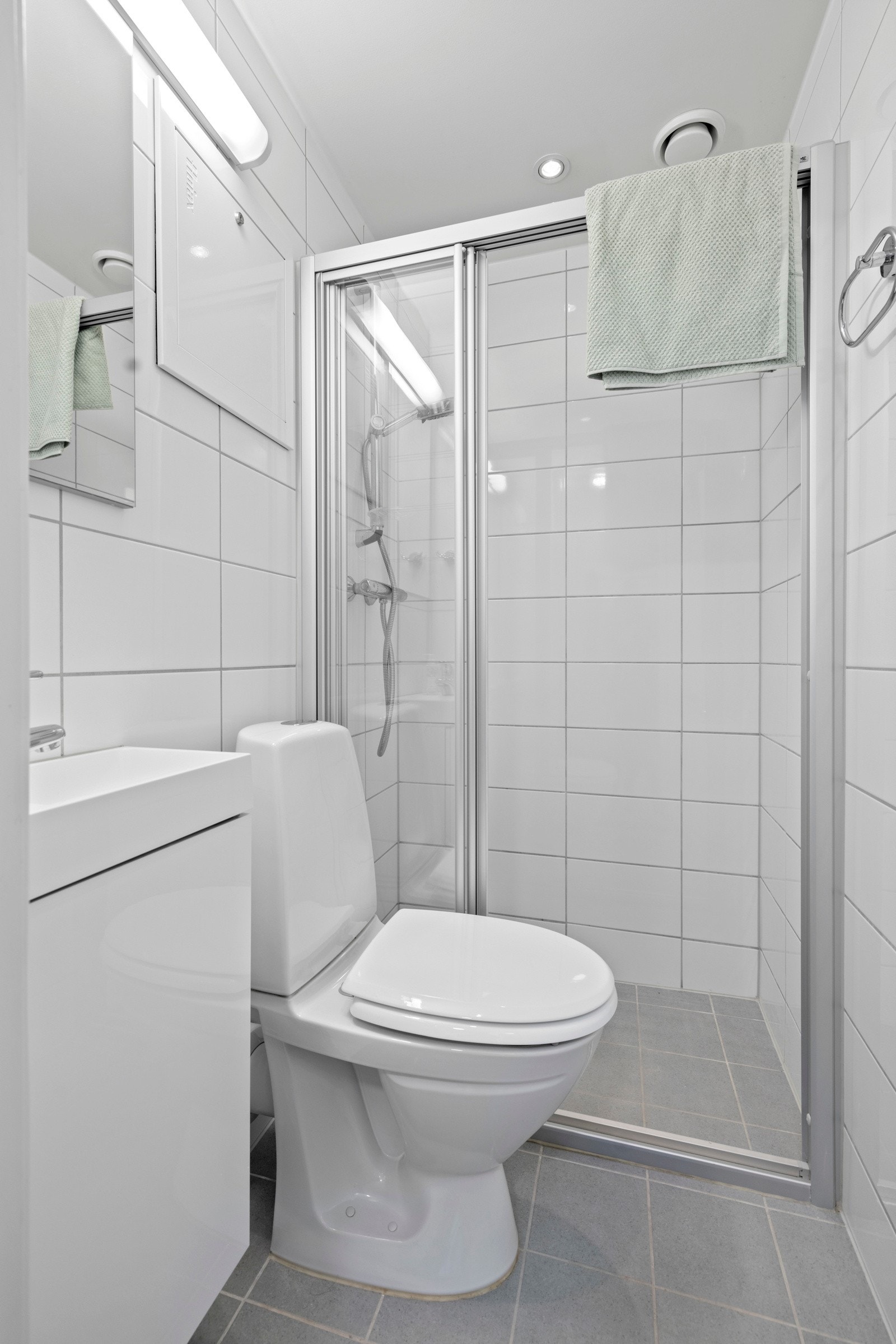 - Pent flislagt bad med gulvvarme - Galleribilde