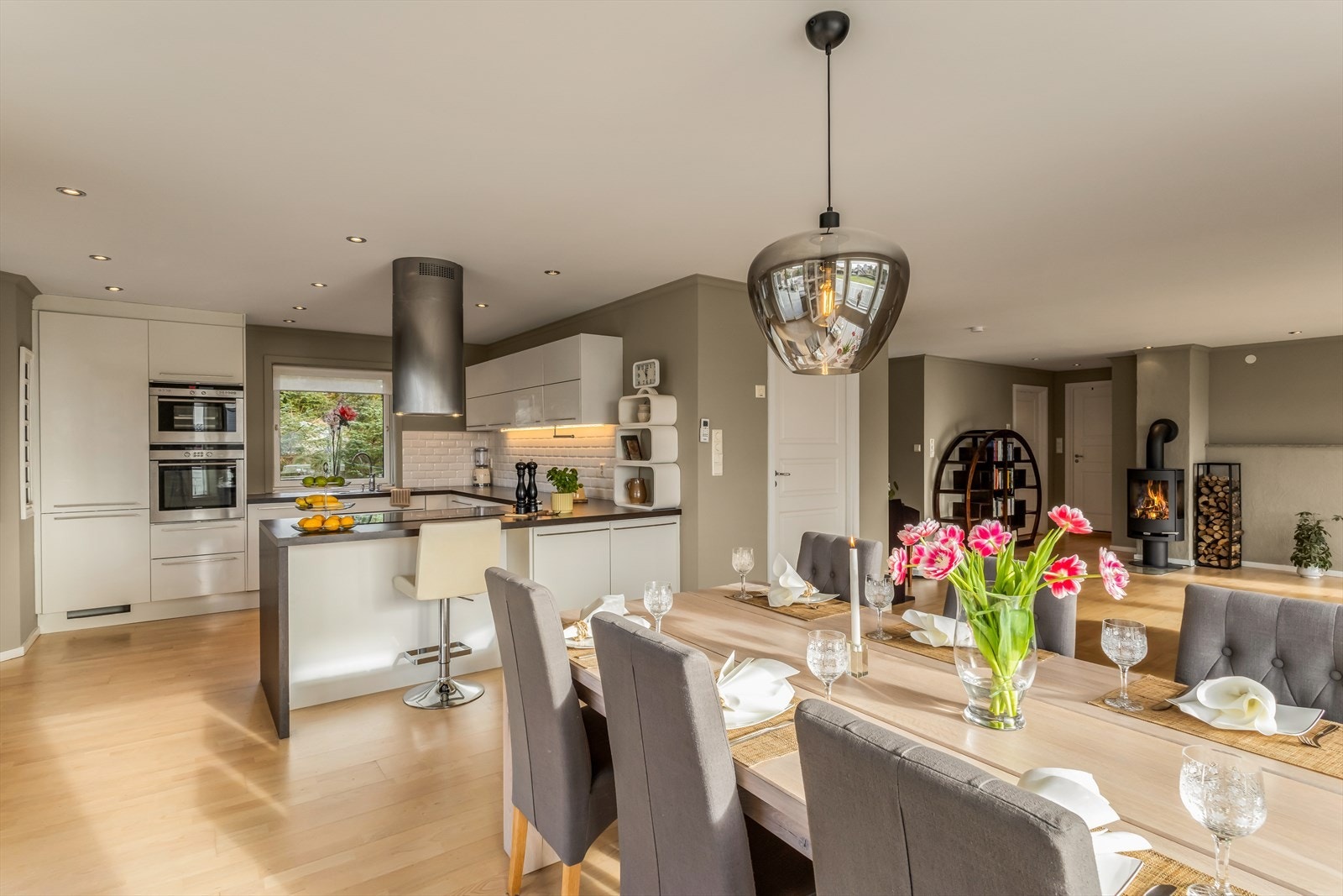 Samlingspunktet i eneboligen er den åpne og sosiale stue-/kjøkkenløsningen som er av god størrelse. Galleribilde