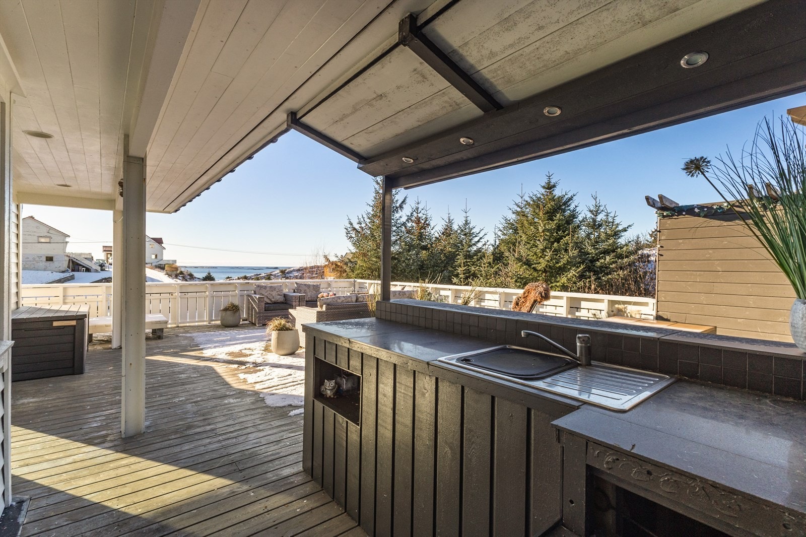 Delvis takoverbygd altan Galleribilde