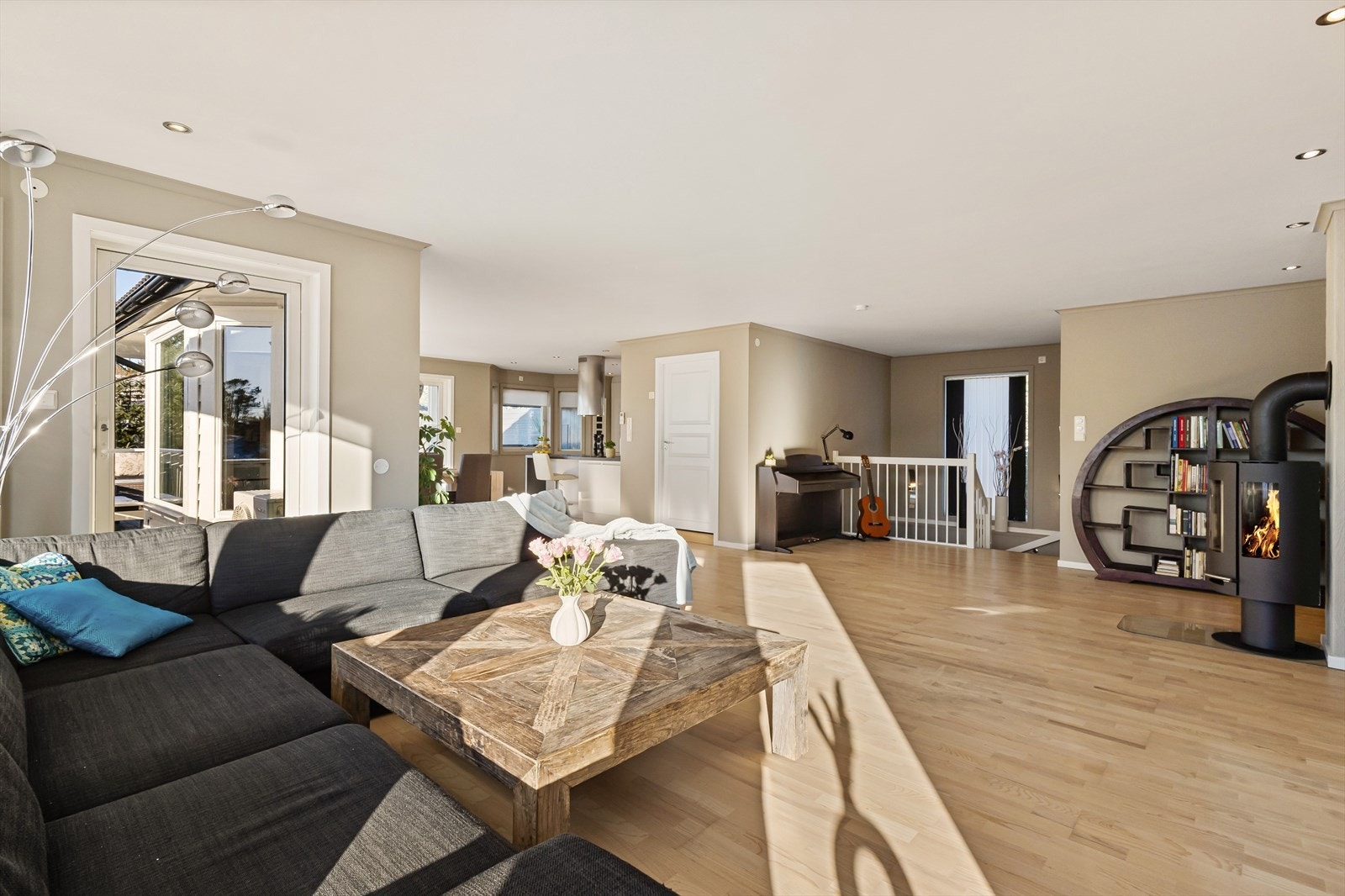 På kalde høst- og vinterkvelder er det hyggelig å kunne fyre i den flotte Aduro peisovnen med glassfront. Galleribilde