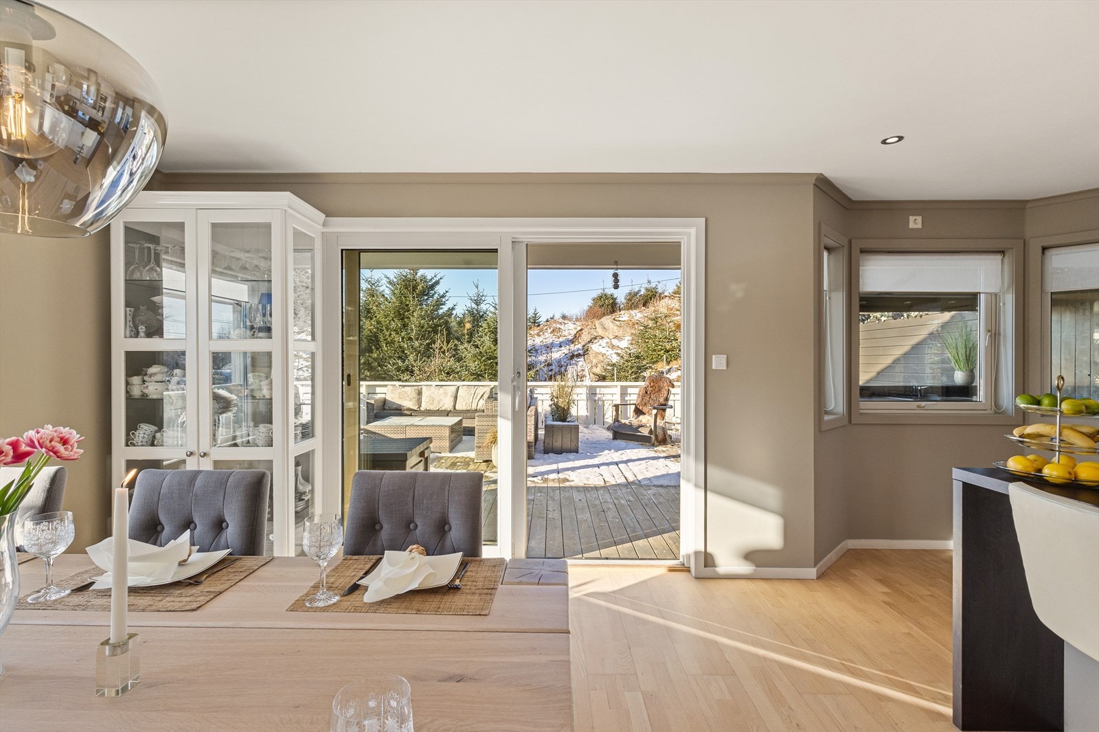 Fra oppholdsrommet er det utgang til en vestvendt altan på hele 80,6 m². Galleribilde