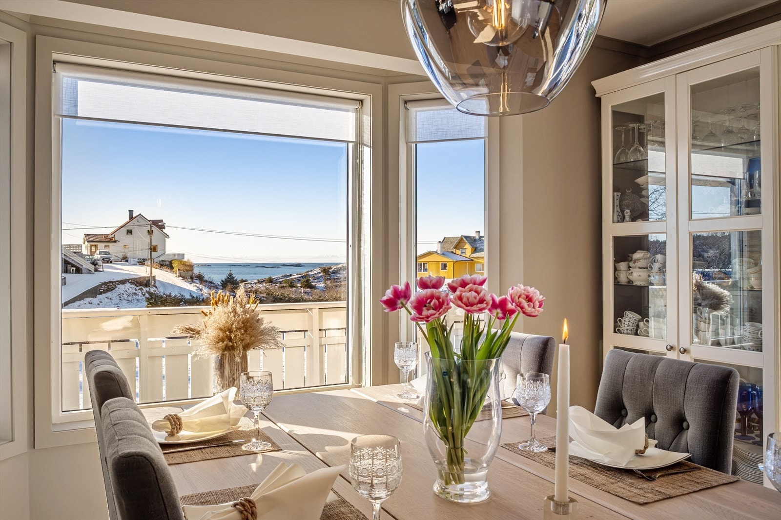 Eiendommen har en flott beliggenhet på Hellesøy, med flott usikt Galleribilde