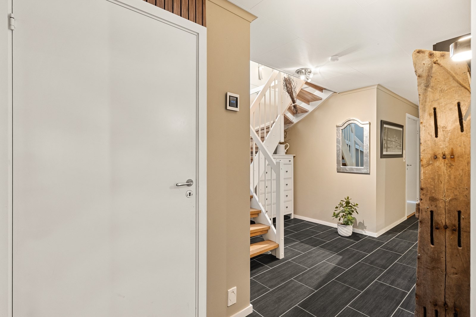 Gang og vindfang, samt trappegang og trappegelender vart malt i 2024. Galleribilde