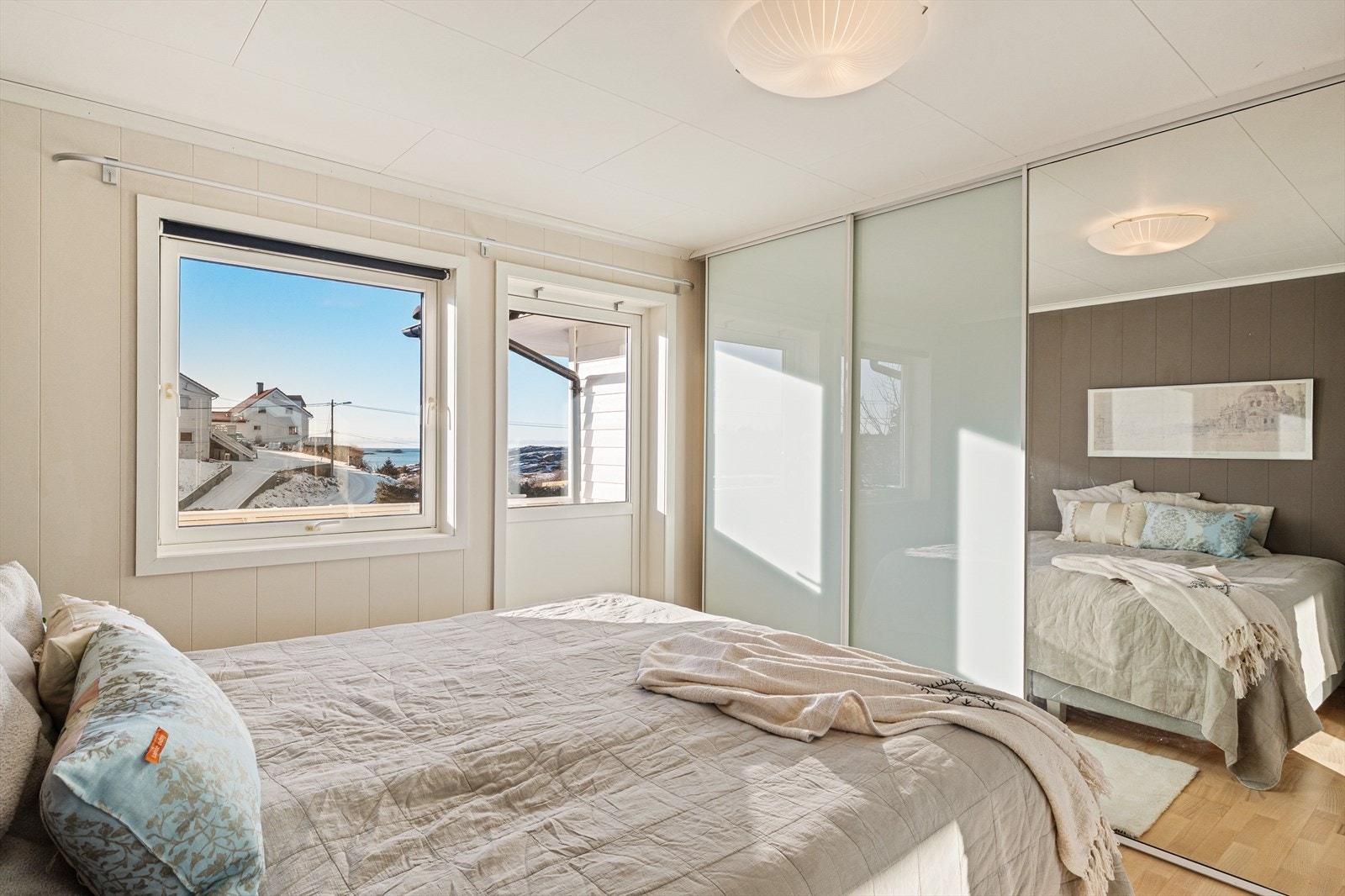 Rommet har direkte utgang til sør-østvendt altan på 5,8 m². Galleribilde