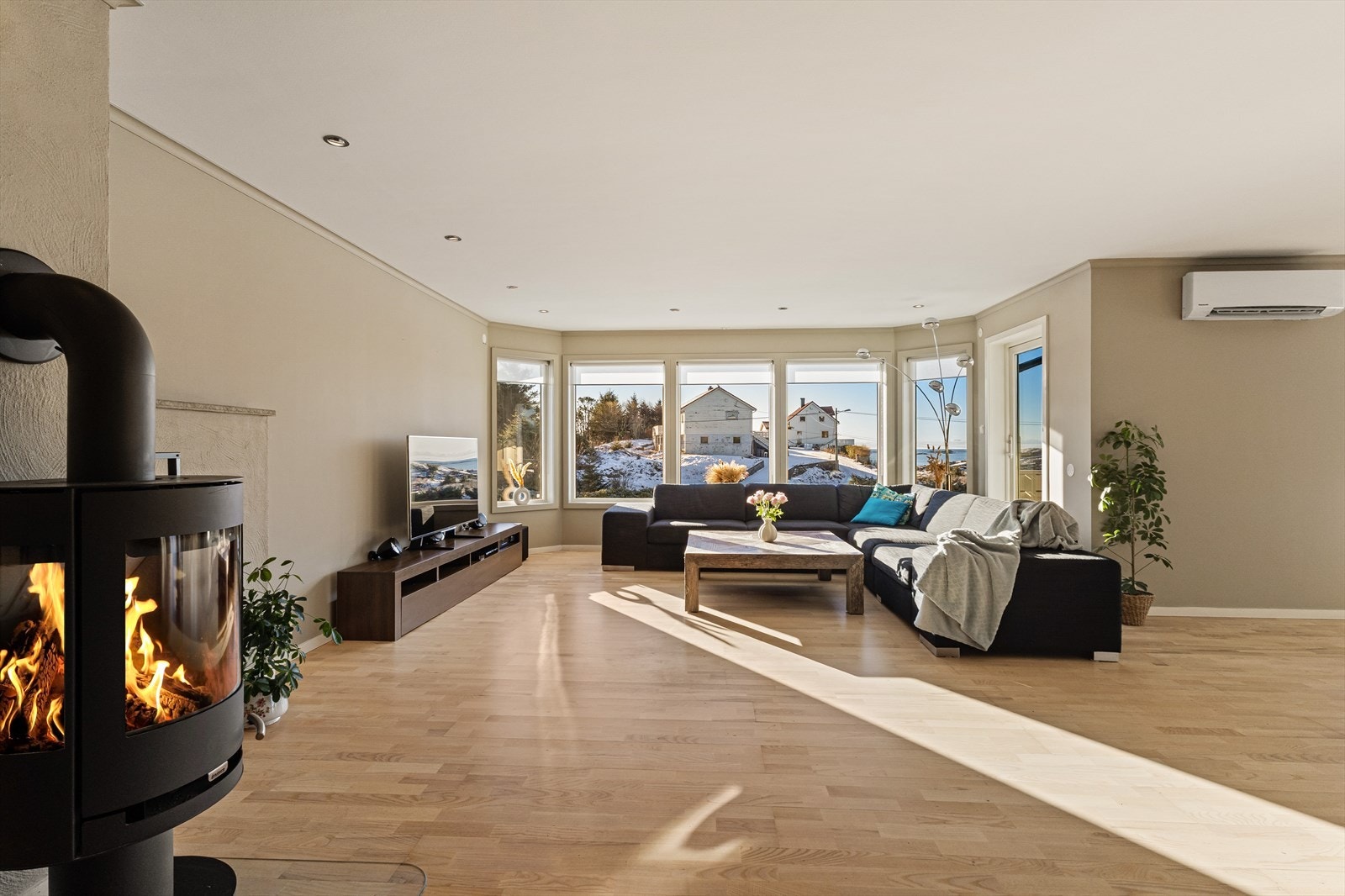 Rommet har vakker utsikt og godt med lysinnslipp fra vinduene, samt gode møbleringsmuligheter. Galleribilde