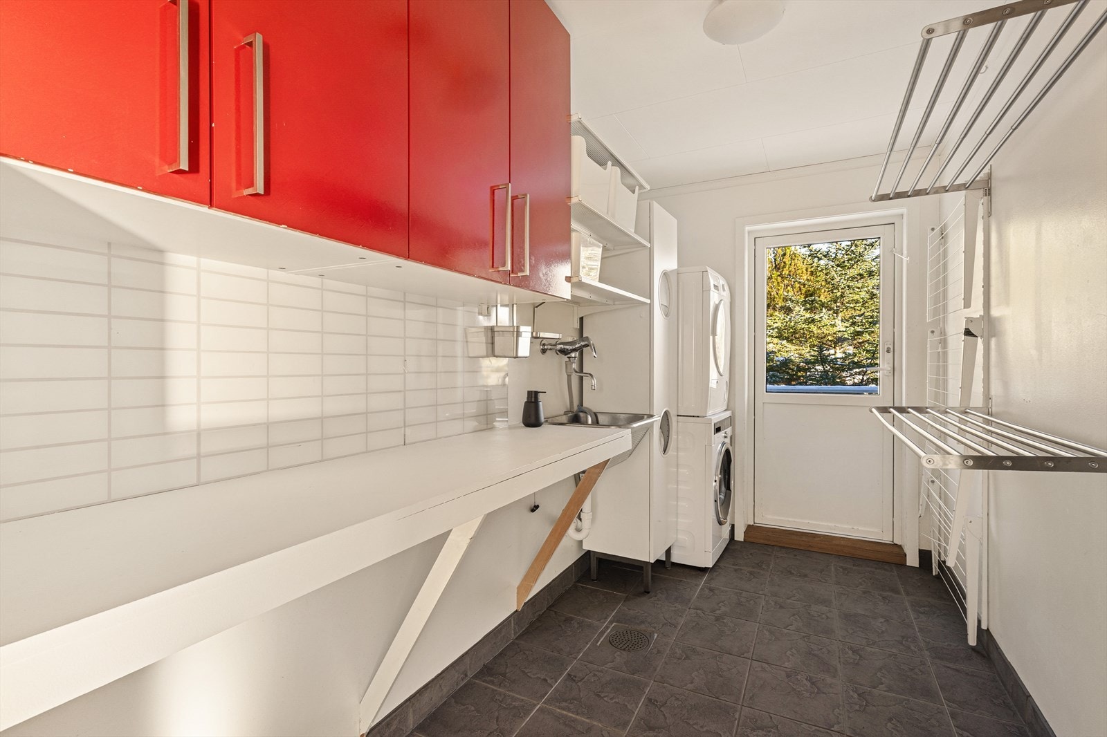 Vaskerom med utgang til hage Galleribilde