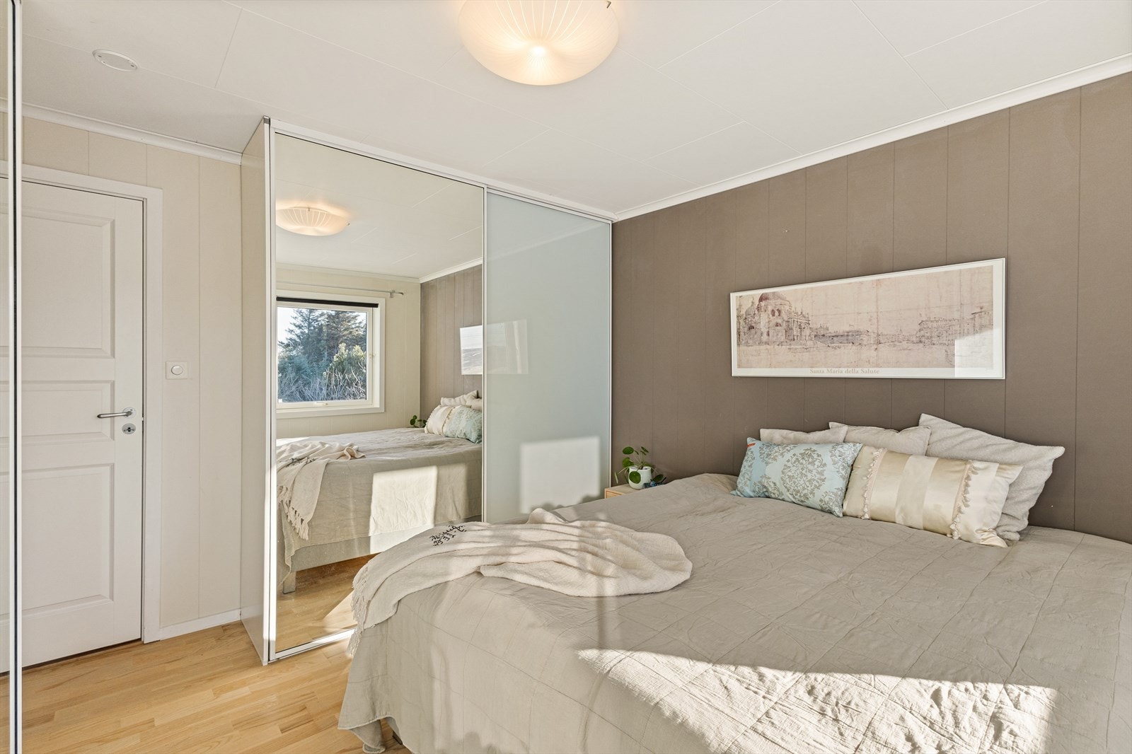 Soverom med skyvedørsgarderobe. Galleribilde