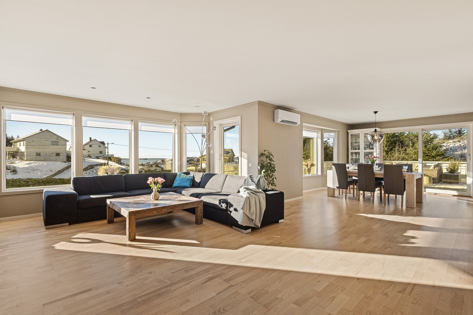 Det er både varmepumpe og peisovn i stuen Galleribilde