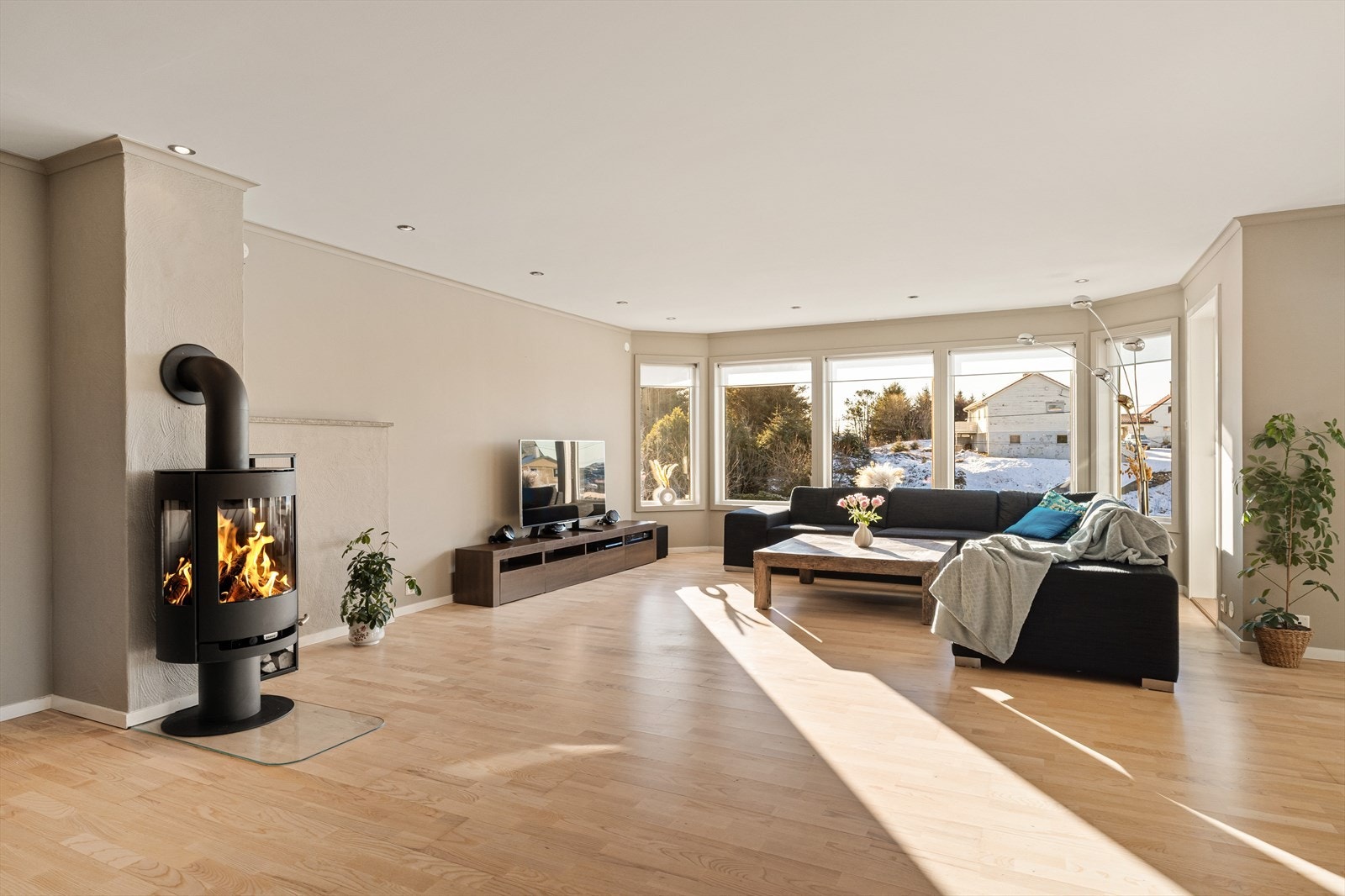 Innfelte downlights i himlingen sikrer jevn belysning og et moderne uttrykk. Galleribilde