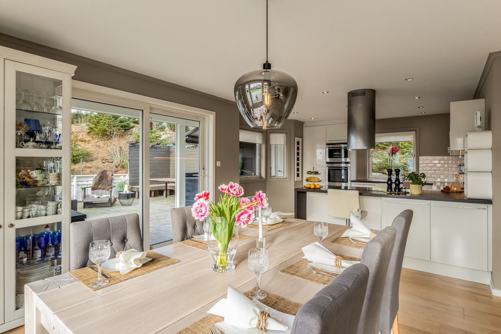 Stuen vart malt i 2024 i en tidsriktig fargetone. Galleribilde