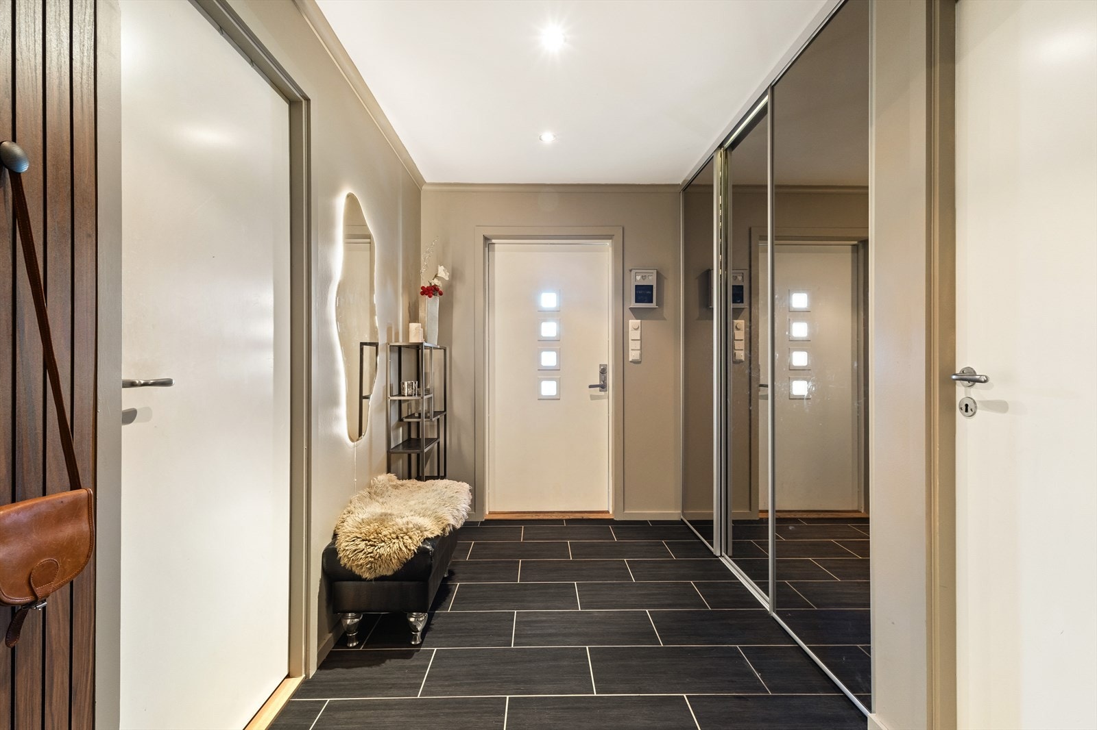 Entréen har flislagt gulv og rommer gode oppbevaringsløsninger for yttertøy og sko. Galleribilde